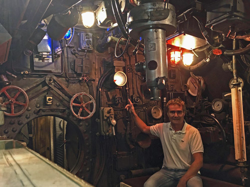 Tom Senninger im U-Boot beim Fotoshooting für die Kulisse